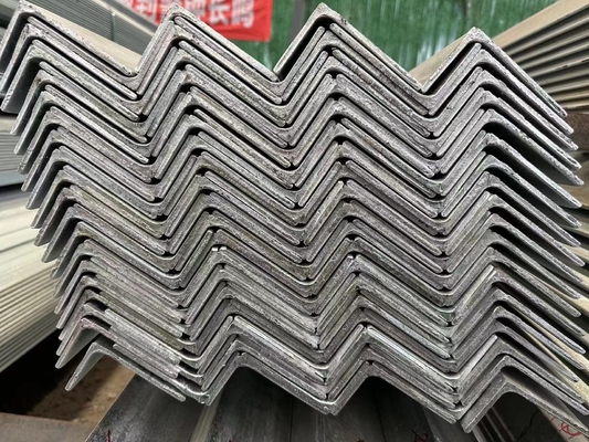 耐久性のある建物構造のための等しく不等角の軽い炭素鋼の熱巻きバー