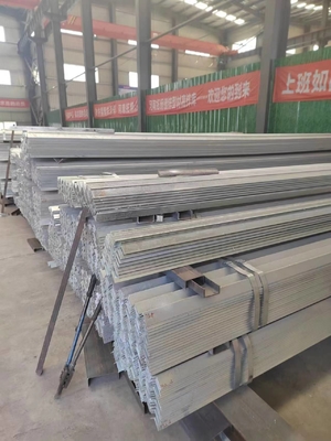 ASTM A36 A53 Q235 Q345 カーボンガルバン化鉄 L 形 軽度の鉄の角棒 GB/T 標準等